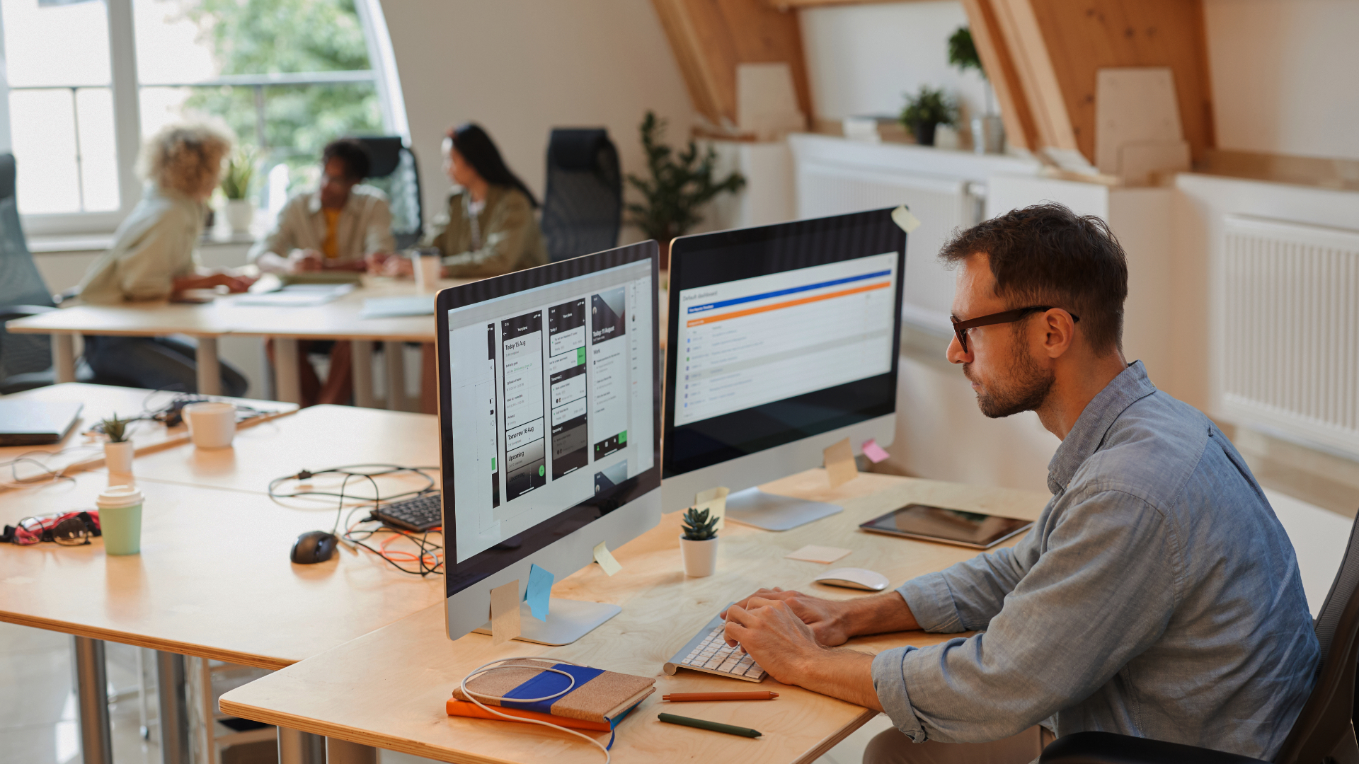 Programista dopracowujący optymalizację SEO na stronie internetowej