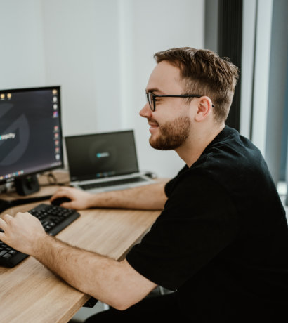 Programista Sopchy optymalizujący prędkość aplikacji webowej